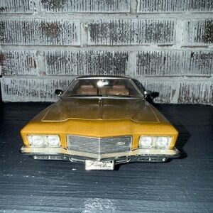 1971 1/18 Diecast Road Signature Buick Riviera GS Car Black and Gold